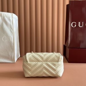 Alternative view of p770. 💋💋💋【Complete with original boutique packaging】This mini shoulder bag from the iconic GG Marmont collection is expertly crafted from supple calf leather, creating a standout new piece. Tone-on-tone enamel-finished double G hardware infuses this item with brand identity.Beige quilted V-shaped nappa leather Matching enamel hardware Beige coarse-ribbed fabric lining Double G chain and calf leather shoulder strap (approx. 54.9 cm height) Magnetic snap closure Model: 856368.Dimensions: 20 cm (W) x 12 cm (H) x 6.5 cm (D) Weight: Approx. 330 g Color: White/Soft Leather.