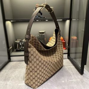 Alternative view of Batch 350... Fall/Winter 2025 Collection. The G G Beatrix handbag is meticulously crafted from cowhide leather, featuring a shoulder strap adorned with the iconic horsebit detail that infuses the relaxed silhouette with brand identity.Gold-tone hardware elevates its refined aesthetic, while an interior zippered pocket securely holds essentials. Blending elegant design with practicality, it effortlessly accommodates daily necessities. Brown GG suede, gold-tone hardware, cotton-linen blend lining. Shoulder strap with horsebit detail. Model: 850546. Dimensions: 40 x 36 x 12 cm.