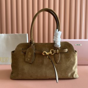 p1150💋💋💋【Full Counter Packaging】Inspired by the brand's iconic pieces, this lambskin tote features a restructured silhouette for enhanced lightness and a renewed personality, creating a timeless classic with enduring appeal. Embossed lettering adds distinctive brand recognition.Model: 5BG310 Dimensions: W44 × H22.5 × D14.5 cm Color: Matte/Original Leather Designed in Italy