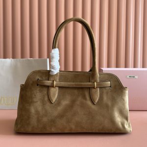 Alternative view of p1150💋💋💋【Full Counter Packaging】Inspired by the brand's iconic pieces, this lambskin tote features a restructured silhouette for enhanced lightness and a renewed personality, creating a timeless classic with enduring appeal. Embossed lettering adds distinctive brand recognition.Model: 5BG310 Dimensions: W44 × H22.5 × D14.5 cm Color: Matte/Original Leather Designed in Italy