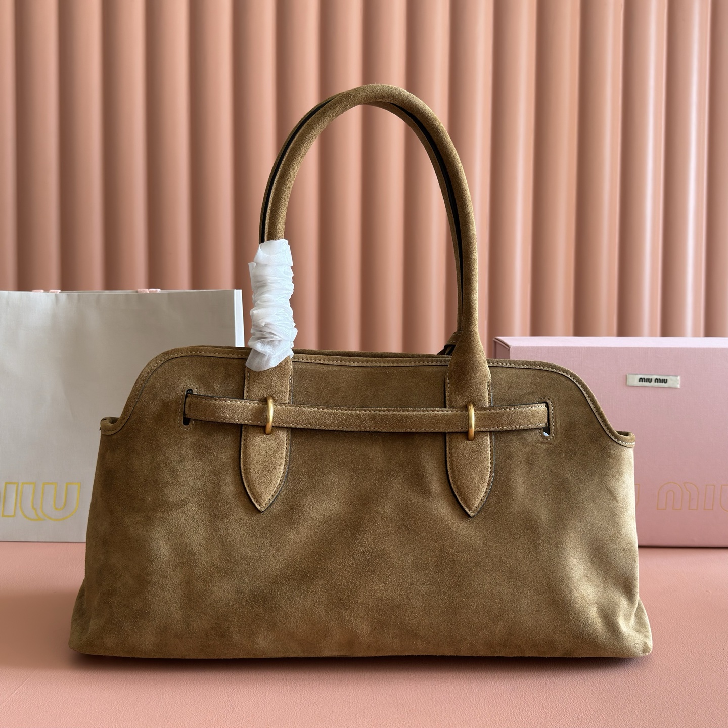 p1150💋💋💋【Full Counter Packaging】Inspired by the brand's iconic pieces, this lambskin tote features a restructured silhouette for enhanced lightness and a renewed personality, creating a timeless classic with enduring appeal. Embossed lettering adds distinctive brand recognition.Model: 5BG310 Dimensions: W44 × H22.5 × D14.5 cm Color: Matte/Original Leather Designed in Italy - Image 2