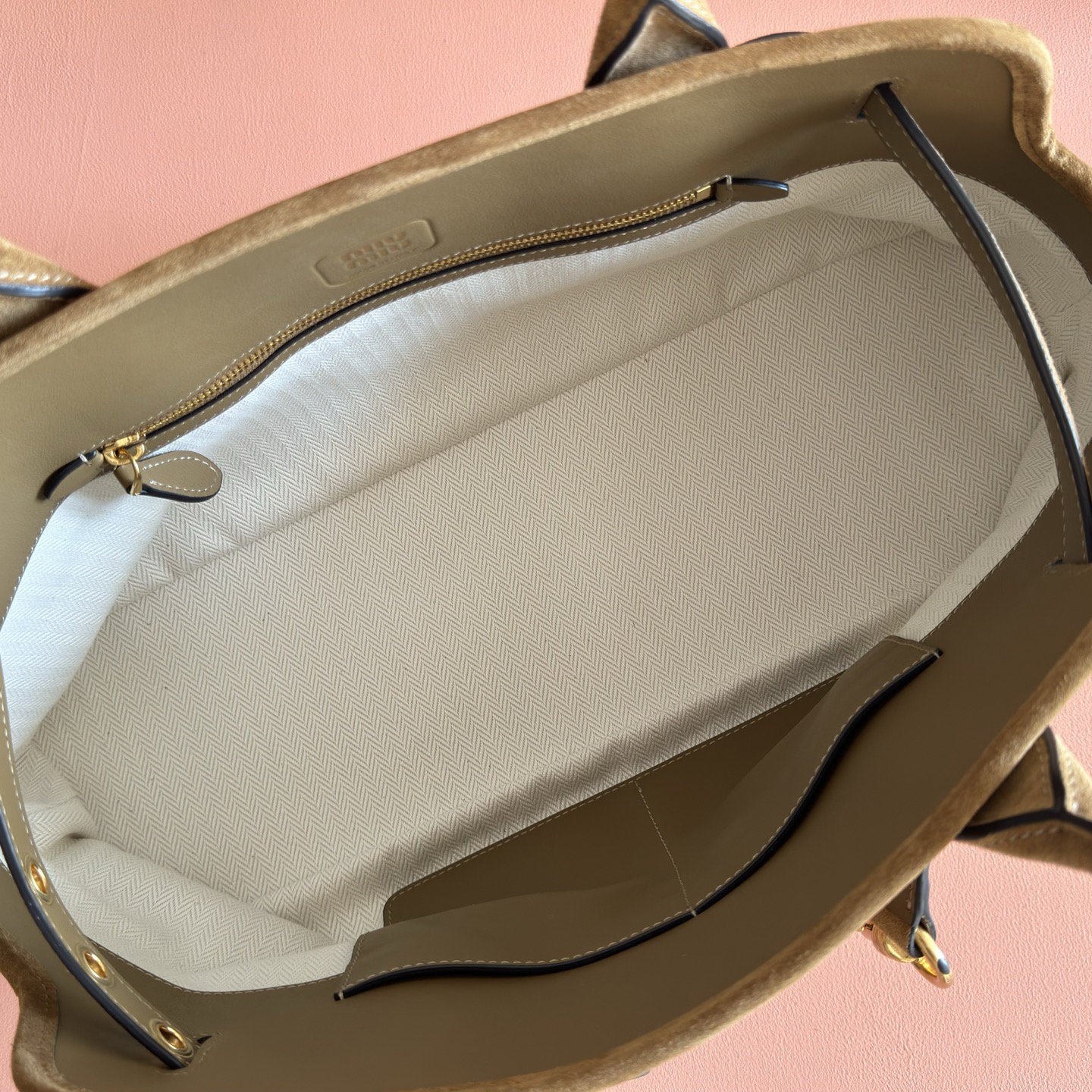 p1150💋💋💋【Full Counter Packaging】Inspired by the brand's iconic pieces, this lambskin tote features a restructured silhouette for enhanced lightness and a renewed personality, creating a timeless classic with enduring appeal. Embossed lettering adds distinctive brand recognition.Model: 5BG310 Dimensions: W44 × H22.5 × D14.5 cm Color: Matte/Original Leather Designed in Italy - Image 9