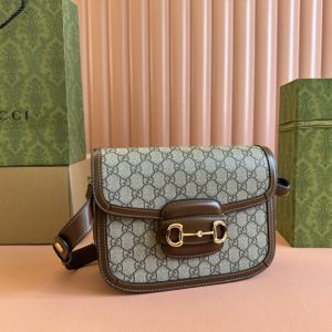Batch 320...🌈🔥Gucci 1955 Horsebit Bag! Classic horsebit buckle + Monogram + brown trim design, brimming with vintage charm. Three versatile ways to wear it—crossbody, short shoulder strap, or long shoulder strap—all look amazing! This season's must-have piece is poised to take the fashion world by storm again!Doesn't it make your heart skip a beat and make you want to grab it right away? Model: 602204, Dimensions: 25x18x8cm!