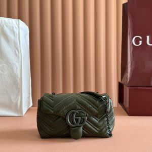 p770. 💋💋💋【Complete with original boutique packaging】This mini shoulder bag from the iconic GG Marmont collection is expertly crafted from supple calf leather, creating a standout new piece. Tone-on-tone enamel-finished double G hardware infuses this item with brand identity.Terracotta-hued quilted V-grain nappa leather Matching enamel hardware Terracotta-hued coarse-weave fabric lining Double G chain and calf leather shoulder strap (approx. 54.9 cm height) Magnetic snap closure Model: 856368.Dimensions: 20cm (W) x 12cm (H) x 6.5cm (D) Weight: Approx. 330g Color: Green/Soft Leather.