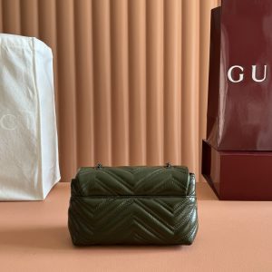 Alternative view of p770. 💋💋💋【Complete with original boutique packaging】This mini shoulder bag from the iconic GG Marmont collection is expertly crafted from supple calf leather, creating a standout new piece. Tone-on-tone enamel-finished double G hardware infuses this item with brand identity.Terracotta-hued quilted V-grain nappa leather Matching enamel hardware Terracotta-hued coarse-weave fabric lining Double G chain and calf leather shoulder strap (approx. 54.9 cm height) Magnetic snap closure Model: 856368.Dimensions: 20cm (W) x 12cm (H) x 6.5cm (D) Weight: Approx. 330g Color: Green/Soft Leather.