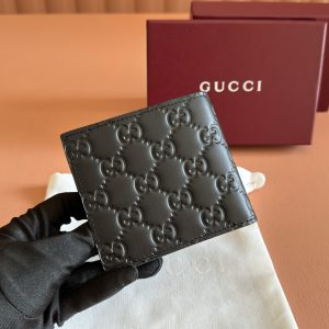 Alternative view of p320💋💋💋【Full Counter Packaging】The GG Emblem collection reinterprets the brand's timeless elegance and masterful craftsmanship with GG-embossed smooth calf leather. This wallet, meticulously crafted from GG-embossed calf leather, adds a new piece to the compact accessories line.💋💋Black GG embossed calf leather Black taffeta lining 💋💋 Model: 850175 Dimensions: 11 x 9 cm Color: Black embossed