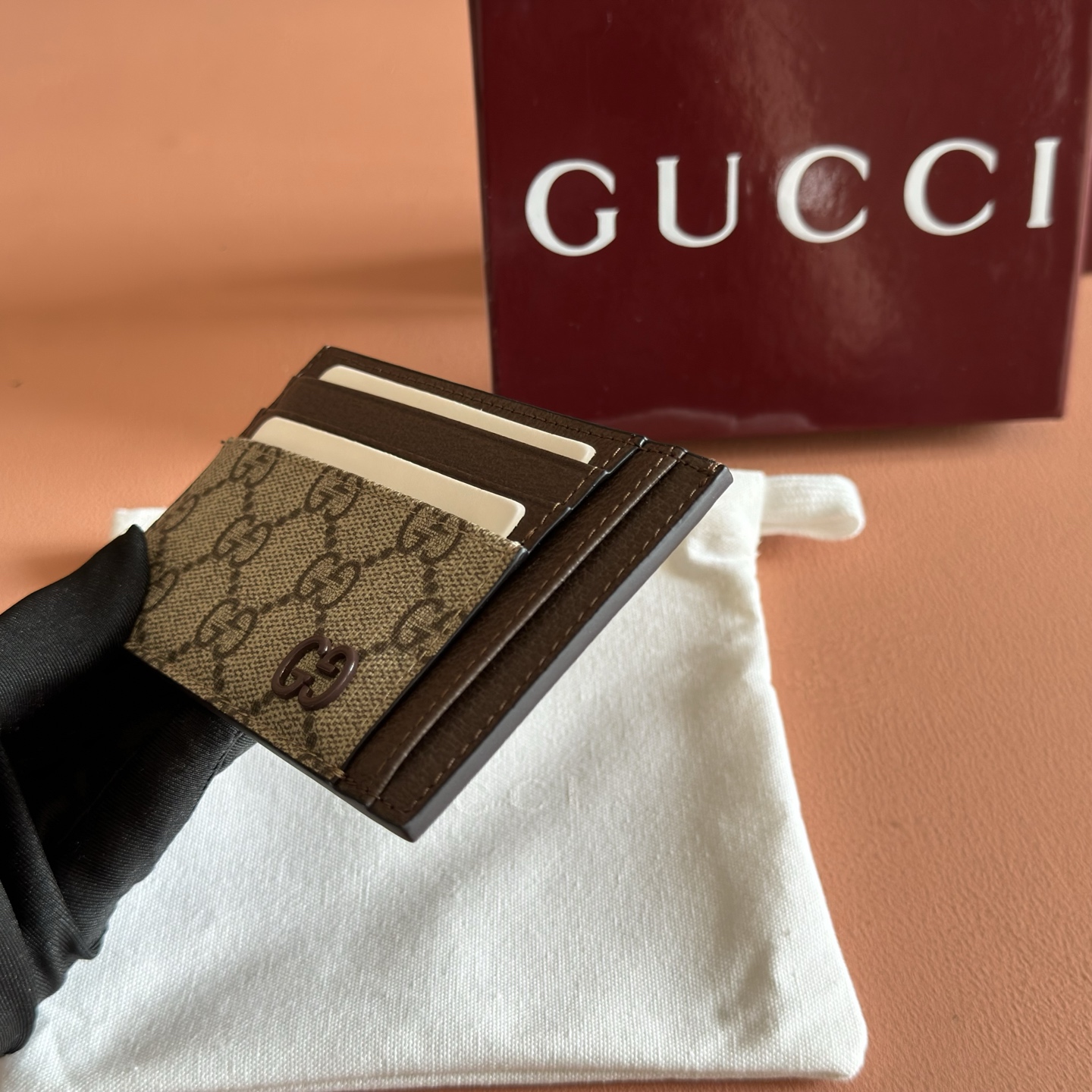 P310💋💋💋【Original Leather Configuration with Full Counter Packaging】856561 FACQC 1048 This bifold wallet is crafted from supple GG Supreme leather with ceramic-effect GG details.Soft GG Supreme black-gray leather finish Palladium hardware with ceramic effect Moire lining GG details Interior: 1 open compartment, 10 card slots Dimensions: 12 cm L x 8 cm H - Image 4