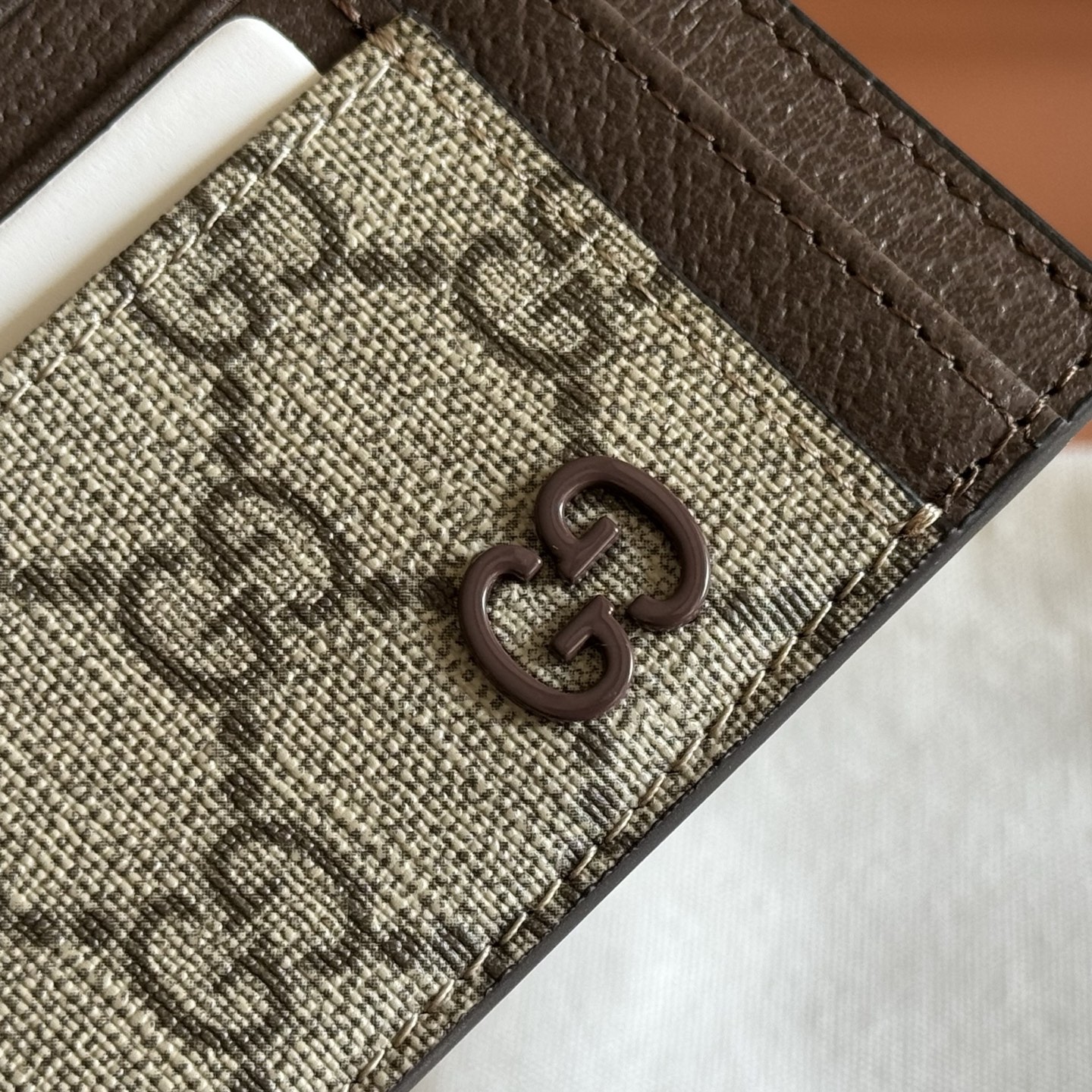 P310💋💋💋【Original Leather Configuration with Full Counter Packaging】856561 FACQC 1048 This bifold wallet is crafted from supple GG Supreme leather with ceramic-effect GG details.Soft GG Supreme black-gray leather finish Palladium hardware with ceramic effect Moire lining GG details Interior: 1 open compartment, 10 card slots Dimensions: 12 cm L x 8 cm H - Image 5