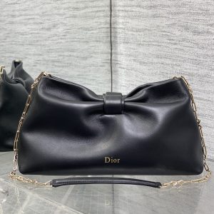 In Stock‼️🎀Dior-LAMBSKIN 2026 Spring/Summer New Arrival LAMBSKIN Chain Bag. A fresh silhouette crafted from supple calfskin leather, this elegant and sophisticated piece offers versatile functionality to carry all your essentials. The perfect companion for both daytime and evening wear.Features a detachable chain strap adorned with a bow🎀 for added charm. Can be carried by hand or worn crossbody. 0714Size: 30*17.5*12cm