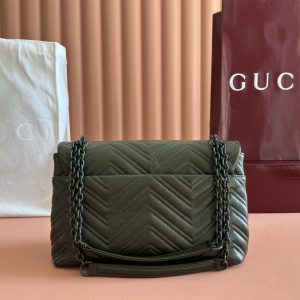 Alternative view of p970💋💋💋【Complete with original boutique packaging】💕 Fall/Winter 2025 Collection. The brand's iconic GG Marmont series masterfully blends the classic double G motif with faceted chain straps, creating a silhouette that is supple yet structured.Crafted from supple, lightweight quilted V-grain calf leather, this piece features tonal enamel hardware and chain accents.Black soft lightweight quilted V-grain calf leather Matching enamel hardware and chain Black rayon lining Double G interior: Zippered pocket Exterior: Back open pocket Sliding chain shoulder strap: Height: 28 cm – 51 cm Magnetic snap closure Model: 850676.Dimensions: 31 cm (W) x 17 cm (H) x 8 cm (D) Weight: Approx. 0.5 kg Color: Green/Soft Leather Made in Italy