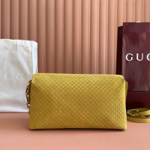 Alternative view of p990💋💋💋【Authentic Retail Packaging】This handbag blends contemporary silhouettes with the brand's iconic motif. Featuring fluid lines and a chain in antique gold with interlocking double G details, it offers ample interior storage with a two-compartment design.Brown GG embossed suede with antique gold hardware. Brown cotton-linen blend lining. Interior: 2 compartments, 1 open pocket. Chain shoulder strap height: 8 cm. Detachable, adjustable leather shoulder strap (height: 42 cm). Magnetic snap closure. Model: 857362.Dimensions: 36 cm (W) x 19.5 cm (H) x 9.5 cm (D) Weight: Approx. 1.1 kg Color: Yellow velvet/embossed.