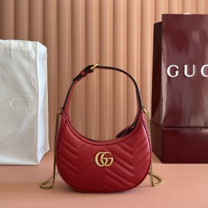 p710. 📣📣📣【Genuine Leather with 🌈 Configuration & Full Boutique Packaging】🔥🔥 This mini handbag features a crescent silhouette and rich black leather, exuding a strong vintage aesthetic.Blending vintage elements with archival designs or contemporary details, it presents a timelessly fresh aesthetic. Every detail reflects the brand's deep fascination with its heritage, and this compact accessory is no exception. Crafted from boutique-quality soft natural full-grain calf leather with premium smooth polished bronze hardware. Model: 699514 Dimensions: 21x11x5cm Color: Red leather