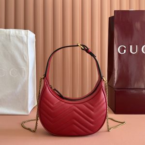 Alternative view of p710. 📣📣📣【Genuine Leather with 🌈 Configuration & Full Boutique Packaging】🔥🔥 This mini handbag features a crescent silhouette and rich black leather, exuding a strong vintage aesthetic.Blending vintage elements with archival designs or contemporary details, it presents a timelessly fresh aesthetic. Every detail reflects the brand's deep fascination with its heritage, and this compact accessory is no exception. Crafted from boutique-quality soft natural full-grain calf leather with premium smooth polished bronze hardware. Model: 699514 Dimensions: 21x11x5cm Color: Red leather