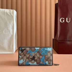 Alternative view of p390. 💋💋💋【Complete with original boutique packaging】Vibrant camouflage meets distinctive colorways, reimagining the iconic GG motif. Crafted from marble-effect GG-patterned coated fabric, this full-zip wallet showcases meticulous double-G detailing.Green and yellow camouflage marble GG lettering coated fabric Brown leather trim Rhodium-tone hardware Brown taffeta lining Double G webbing detail Interior: 12 card slots, 3 bill compartments, 1 zipped coin pocket Zip closure Model: 834694.Dimensions: 19 cm (W) x 10.5 cm (H) x 2.5 cm (D) Weight: Approx. 230 g Color: Blue Camouflage/PVC Made in Italy