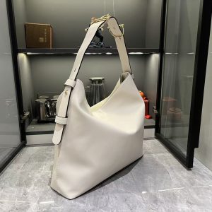 Alternative view of Batch 350... Fall/Winter 2025 Collection. The G G Beatrix handbag is meticulously crafted from cowhide leather, featuring a shoulder strap adorned with the iconic horsebit detail that infuses casual silhouettes with the brand's essence.Gold-tone hardware elevates its refined aesthetic, while an interior zippered pocket securely holds essentials. Blending elegant design with practicality, it effortlessly accommodates daily necessities. Brown GG suede, gold-tone hardware, cotton-linen blend lining. Shoulder strap with horsebit detail. Model: 850546. Dimensions: 40x 36x 12cm