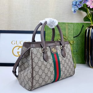 Alternative view of Batch 330...【New Arrival】The Ophidia collection presents striking new silhouettes and functionality, expertly crafted in signature beige and brown colorways to create soft-textured, refreshed bag styles.Beige and dark brown GG canvas with brown leather trim. Light gold-tone hardware. Green cotton lining. Interior: One open pocket, one zippered pocket in the center compartment. Handles (8 cm high). Detachable and adjustable leather shoulder strap (Height: 47 cm to 52 cm; Length: 100 cm to 111 cm). Model: 836840.Dimensions: 25.5 cm (W) x 18 cm (H) x 10.5 cm (D) Weight: Approx. 0.7 kg Color: Coffee/PVC Made in Italy