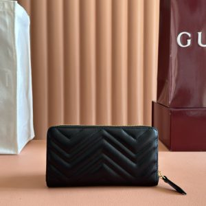 Alternative view of p390. 📣📣📣【Genuine Leather with 🌈 Full Packaging】🔥🔥 GG Marmont Full Zip Wallet.GG Marmont leather cardholder crafted from quilted leather with V-pattern design, GG logo embossed on reverse. Rose beige V-quilted leather with GG logo on back, vintage pink metal double G hardware, 12 card slots and 3 bill compartments, zippered coin pocket, full-zip closure. Model: 443123.Dimensions: 19 cm (W) x 10.5 cm (H) x 2 cm (D) Color: Rose Beige / Natural Leather Designed in Italy