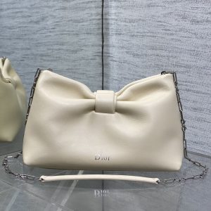 In Stock‼️🎀Dior-LAMBSKIN 2026 Spring/Summer New Arrival LAMBSKIN Chain Bag. A fresh silhouette crafted from supple calfskin leather, exuding elegance and sophistication. This versatile design effortlessly accommodates daily essentials, making it the perfect companion for both daytime and evening wear.Features a detachable chain strap adorned with a bow🎀 for added charm. Can be carried by hand or worn crossbody. 0713 Size: 26*16*10cm
