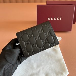 p340💋💋💋【Full Counter Packaging】The GG Emblem collection reimagines timeless elegance and masterful craftsmanship with GG-embossed smooth calf leather. This wallet, meticulously crafted from GG-embossed calf leather, expands the new compact accessories line.💋💋Black GG embossed calf leather Black taffeta lining 💋💋 Model: 847207 Dimensions: 11 x 8.5 x 3 cm Color: Black embossed