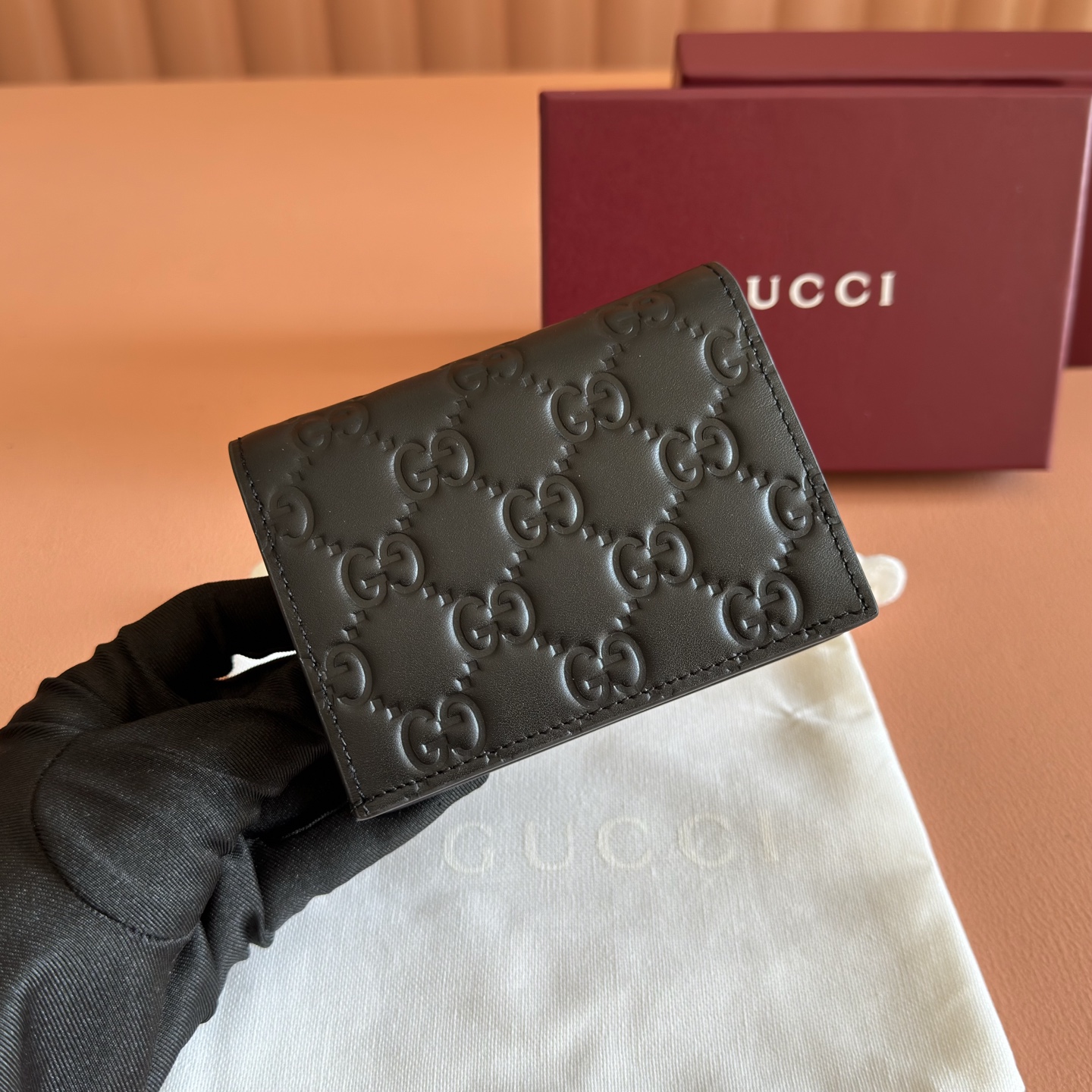 p340💋💋💋【Full Counter Packaging】The GG Emblem collection reimagines timeless elegance and masterful craftsmanship with GG-embossed smooth calf leather. This wallet, meticulously crafted from GG-embossed calf leather, expands the new compact accessories line.💋💋Black GG embossed calf leather Black taffeta lining 💋💋 Model: 847207 Dimensions: 11 x 8.5 x 3 cm Color: Black embossed - Image 2