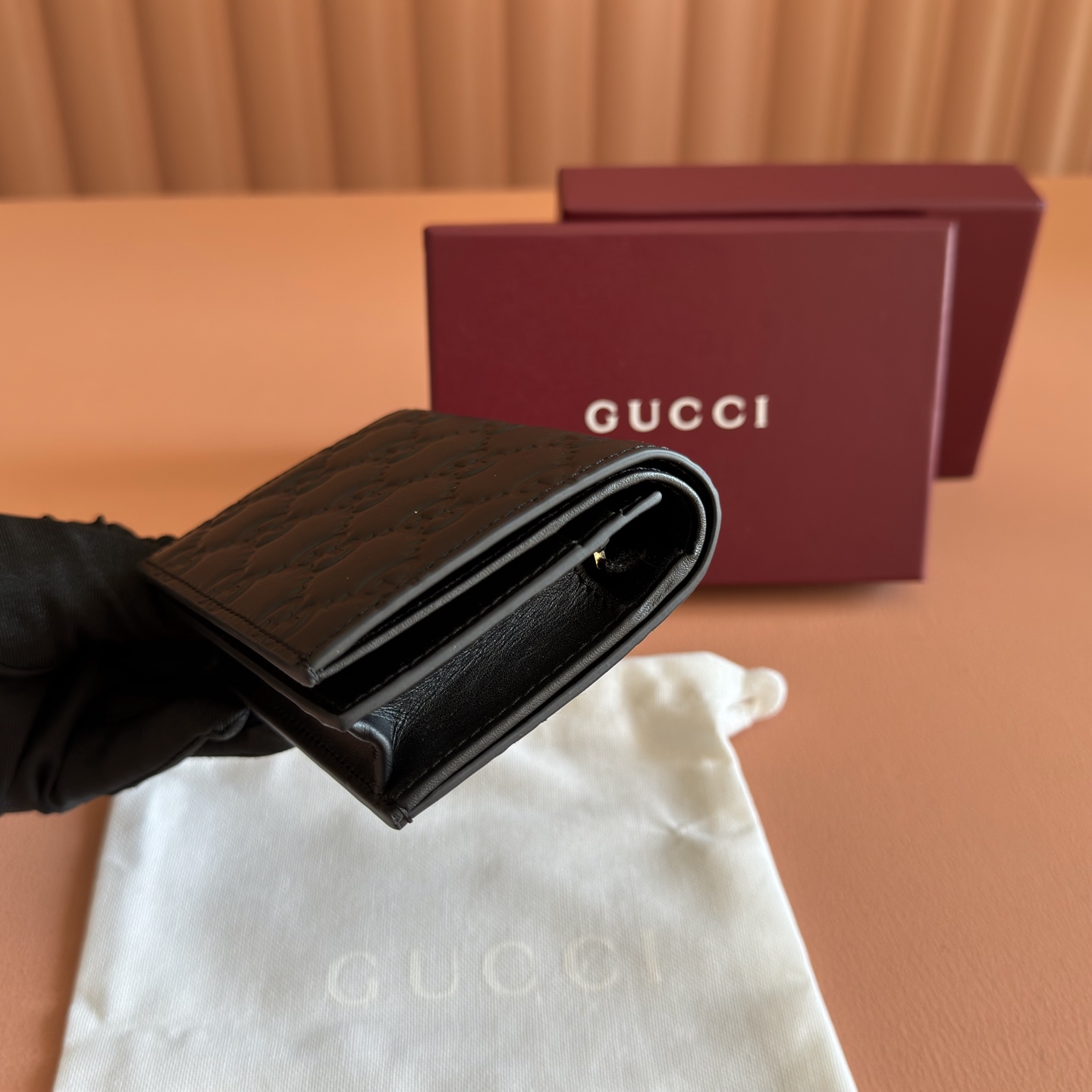 p340💋💋💋【Full Counter Packaging】The GG Emblem collection reimagines timeless elegance and masterful craftsmanship with GG-embossed smooth calf leather. This wallet, meticulously crafted from GG-embossed calf leather, expands the new compact accessories line.💋💋Black GG embossed calf leather Black taffeta lining 💋💋 Model: 847207 Dimensions: 11 x 8.5 x 3 cm Color: Black embossed - Image 4