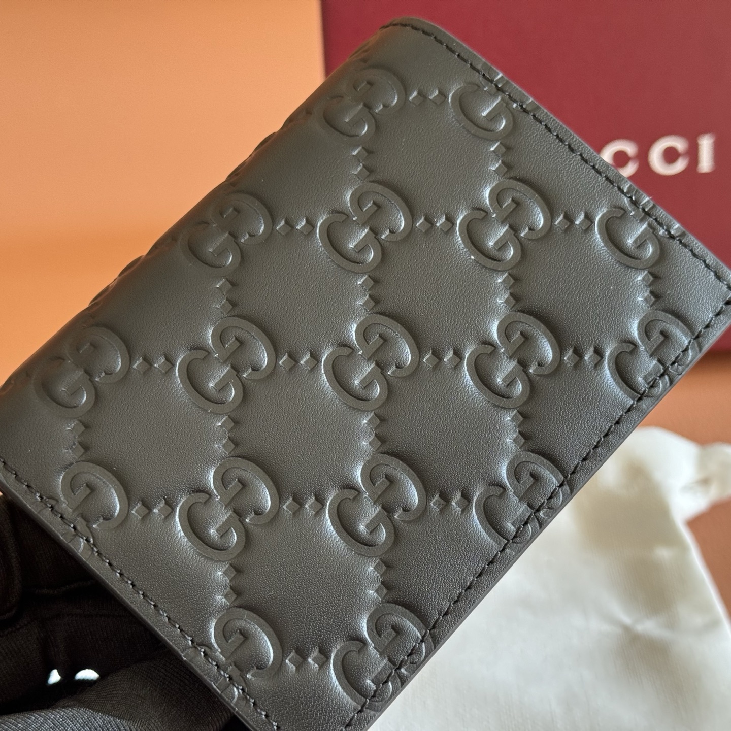 p340💋💋💋【Full Counter Packaging】The GG Emblem collection reimagines timeless elegance and masterful craftsmanship with GG-embossed smooth calf leather. This wallet, meticulously crafted from GG-embossed calf leather, expands the new compact accessories line.💋💋Black GG embossed calf leather Black taffeta lining 💋💋 Model: 847207 Dimensions: 11 x 8.5 x 3 cm Color: Black embossed - Image 5