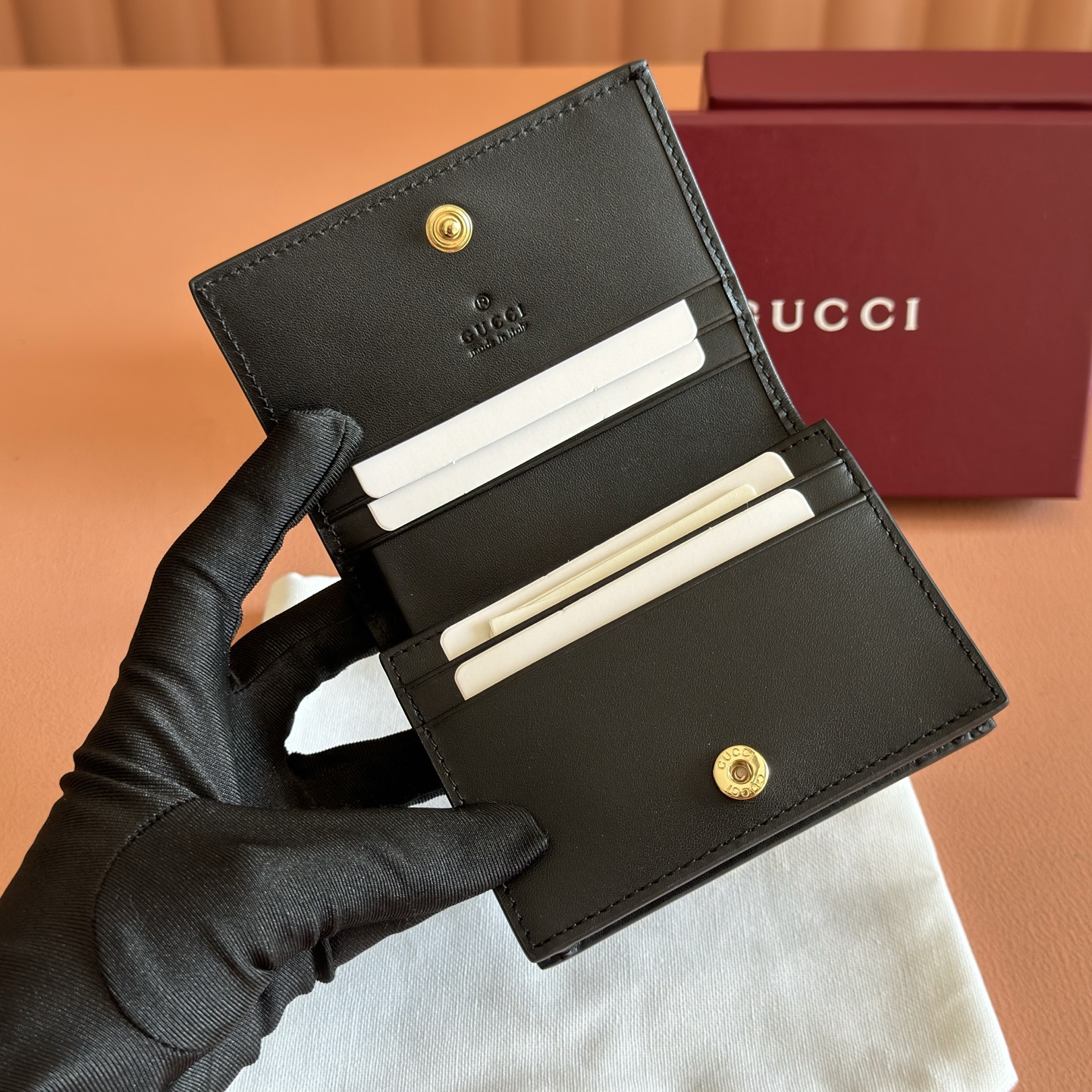 p340💋💋💋【Full Counter Packaging】The GG Emblem collection reimagines timeless elegance and masterful craftsmanship with GG-embossed smooth calf leather. This wallet, meticulously crafted from GG-embossed calf leather, expands the new compact accessories line.💋💋Black GG embossed calf leather Black taffeta lining 💋💋 Model: 847207 Dimensions: 11 x 8.5 x 3 cm Color: Black embossed - Image 6