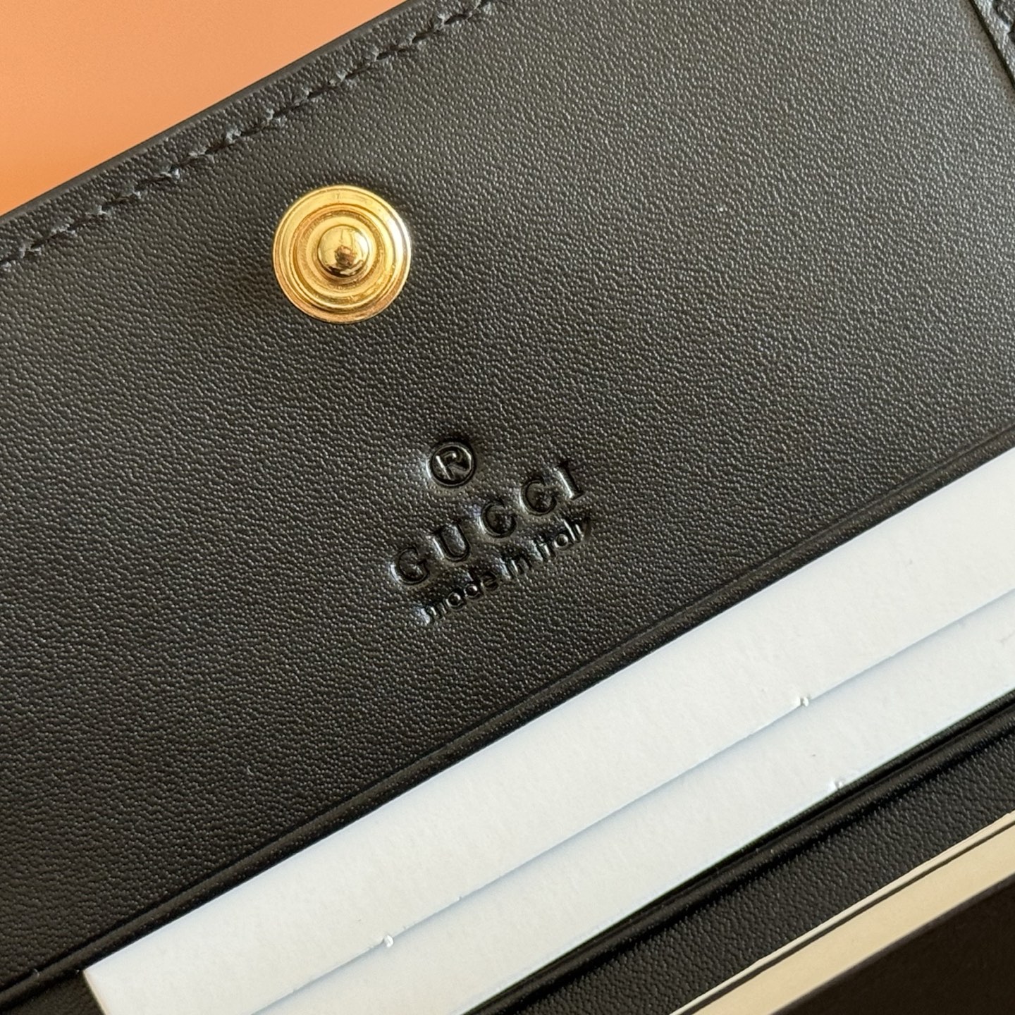 p340💋💋💋【Full Counter Packaging】The GG Emblem collection reimagines timeless elegance and masterful craftsmanship with GG-embossed smooth calf leather. This wallet, meticulously crafted from GG-embossed calf leather, expands the new compact accessories line.💋💋Black GG embossed calf leather Black taffeta lining 💋💋 Model: 847207 Dimensions: 11 x 8.5 x 3 cm Color: Black embossed - Image 7