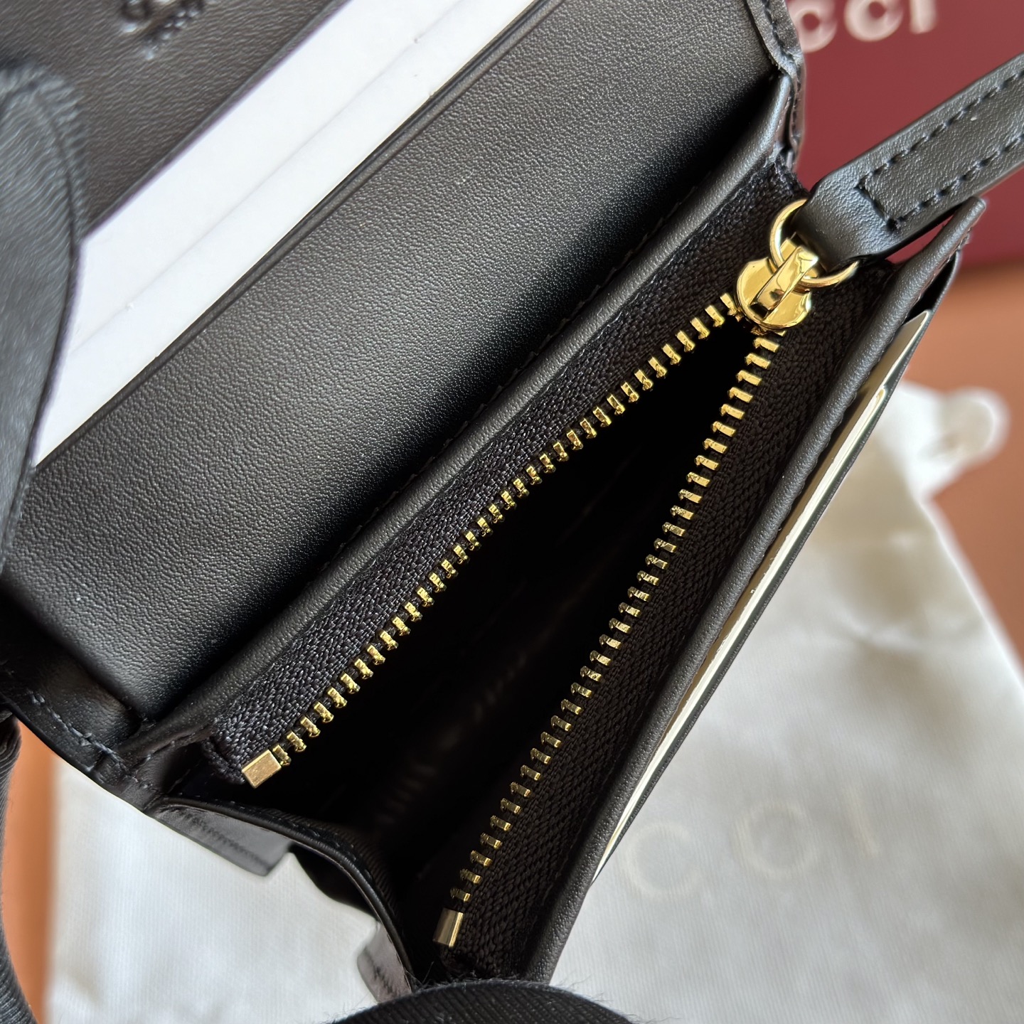 p340💋💋💋【Full Counter Packaging】The GG Emblem collection reimagines timeless elegance and masterful craftsmanship with GG-embossed smooth calf leather. This wallet, meticulously crafted from GG-embossed calf leather, expands the new compact accessories line.💋💋Black GG embossed calf leather Black taffeta lining 💋💋 Model: 847207 Dimensions: 11 x 8.5 x 3 cm Color: Black embossed - Image 8