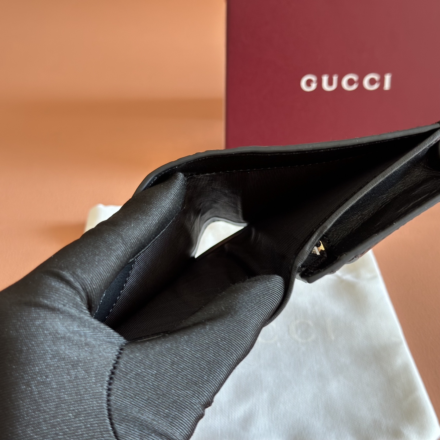 p340💋💋💋【Full Counter Packaging】The GG Emblem collection reimagines timeless elegance and masterful craftsmanship with GG-embossed smooth calf leather. This wallet, meticulously crafted from GG-embossed calf leather, expands the new compact accessories line.💋💋Black GG embossed calf leather Black taffeta lining 💋💋 Model: 847207 Dimensions: 11 x 8.5 x 3 cm Color: Black embossed - Image 9