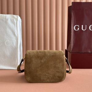 Alternative view of Batch 320....2025 Fall/Winter Collection. This shoulder bag reinterprets the brand's equestrian-inspired design, featuring light gold-tone details and suede material, complemented by double rings and elongated hardware, adding another chapter to the Gucci Horsebit 1955 series.Brown suede Gold-tone hardware Brown leather lining Horsebit interior One open pocket Three-compartment design Adjustable shoulder strap Height: 28 cm – 50 cmLength: 71 cm – 114 cm Model: 847064 Dimensions: 19.5 cm (W) x 15 cm (H) x 9 cm (D) Color: Brown suede/natural leather.