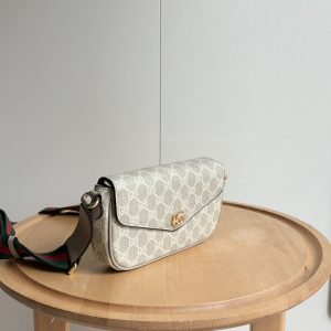 Alternative view of Batch 280... Model: 764961 Envelope Bag Dimensions: 13x22x4cm This envelope bag that's all over Xiaohongshu is seriously practical for daily outings. Easily fits two phones and touch-up makeup essentials. Best of all, it's incredibly lightweight! Classic red and green woven straps paired with vintage floral print! Super versatile!