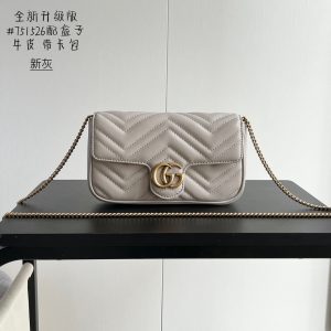 Batch 320... Style No.: 751526 Full-grain leather Dimensions: 21/12/5 cm GG Marmont Chain Mini Bag with card holder, designed to attach this bag to a larger one. Features a structured yet supple silhouette with a flap closure and GG metal hardware.Metal hardware draws inspiration from iconic 70s designs. Crafted from quilted leather with a geometric pattern.