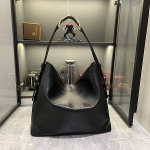 Batch 350... Fall/Winter 2025 Collection. The G G Beatrix handbag is expertly crafted from cowhide leather, featuring a shoulder strap adorned with the iconic horsebit detail that infuses casual silhouettes with the brand's essence.Gold-tone hardware elevates its refined aesthetic, while an interior zippered pocket securely holds essentials. Blending elegant design with practicality, it effortlessly accommodates daily necessities. Brown GG suede, gold-tone hardware, cotton-linen blend lining. Shoulder strap with horsebit detail. Model: 850546. Dimensions: 40 x 36 x 12 cm.