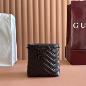 p720💋💋💋【Original Factory Packaging with Full Counter Set】Crafted from supple leather, this slim bucket bag from the iconic GG Marmont collection achieves a distinctive silhouette. Dual G-shaped hardware with tonal enamel finish completes the design.Black quilted V-grain nappa leather Matching enamel hardware Black ribbed fabric lining Double G shoulder strap (58cm drop) Model: 856404 Dimensions: 16cm (W) x 17cm (H) x 6.5cm (D) Weight: Approx. 240g Color: Brown/Soft Leather