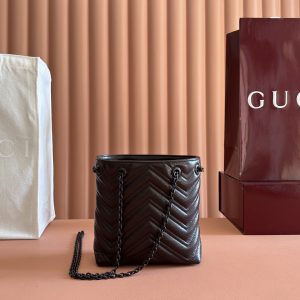 Alternative view of p720💋💋💋【Original Factory Packaging with Full Counter Set】Crafted from supple leather, this slim bucket bag from the iconic GG Marmont collection achieves a distinctive silhouette. Dual G-shaped hardware with tonal enamel finish completes the design.Black quilted V-grain nappa leather Matching enamel hardware Black ribbed fabric lining Double G shoulder strap (58cm drop) Model: 856404 Dimensions: 16cm (W) x 17cm (H) x 6.5cm (D) Weight: Approx. 240g Color: Brown/Soft Leather