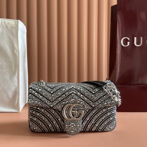 p830. 💋💋💋【Complete with original boutique packaging】The iconic GG Marmont collection masterfully blends the classic double G motif with silver-tone faceted chain straps, creating a timeless handbag design. This shoulder bag is crafted from pink-toned nubuck leather and adorned with crystal embellishments, exuding refined elegance.Light pink nubuck leather with faux crystal quilting V-shaped pattern Silver-tone hardware Pink viscose lining Double G interior: 1 zippered pocket Exterior: 1 open pocket Sliding chain strap can be used as shoulder strap (56 cm height) Snap closure flap Model: 837267.Dimensions: 26 cm (W) x 15 cm (H) x 7 cm (D) Weight: Approx. 0.55 kg Color: Black/Crystal Made in Italy