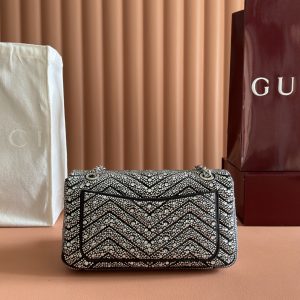 Alternative view of p830. 💋💋💋【Complete with original boutique packaging】The iconic GG Marmont collection masterfully blends the classic double G motif with silver-tone faceted chain straps, creating a timeless handbag design. This shoulder bag is crafted from pink-toned nubuck leather and adorned with crystal embellishments, exuding refined elegance.Light pink nubuck leather with faux crystal quilting V-shaped pattern Silver-tone hardware Pink viscose lining Double G interior: 1 zippered pocket Exterior: 1 open pocket Sliding chain strap can be used as shoulder strap (56 cm height) Snap closure flap Model: 837267.Dimensions: 26 cm (W) x 15 cm (H) x 7 cm (D) Weight: Approx. 0.55 kg Color: Black/Crystal Made in Italy