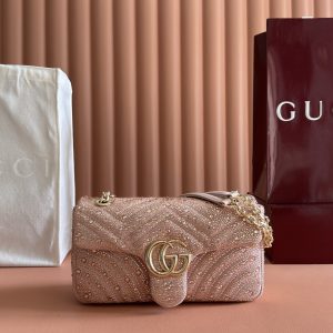 p830. 💋💋💋【Complete with original boutique packaging】The iconic GG Marmont collection masterfully blends the classic double G motif with silver-tone faceted chain straps, defining contemporary handbag design. Crafted in pink-toned nubuck leather and adorned with crystal embellishments, this shoulder bag exudes refined elegance.Light pink nubuck leather with faux crystal quilting V-shaped design Silver-tone hardware Pink viscose lining Double G interior: 1 zippered pocket Exterior: 1 open pocket Sliding chain strap doubles as shoulder strap (56cm height) Spring-loaded clasp flap Model: 837267.Dimensions: 26 cm (W) x 15 cm (H) x 7 cm (D) Weight: Approx. 0.55 kg Color: Pink/Crystal Made in Italy