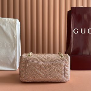 Alternative view of p830. 💋💋💋【Complete with original boutique packaging】The iconic GG Marmont collection masterfully blends the classic double G motif with silver-tone faceted chain straps, defining contemporary handbag design. Crafted in pink-toned nubuck leather and adorned with crystal embellishments, this shoulder bag exudes refined elegance.Light pink nubuck leather with faux crystal quilting V-shaped design Silver-tone hardware Pink viscose lining Double G interior: 1 zippered pocket Exterior: 1 open pocket Sliding chain strap doubles as shoulder strap (56cm height) Spring-loaded clasp flap Model: 837267.Dimensions: 26 cm (W) x 15 cm (H) x 7 cm (D) Weight: Approx. 0.55 kg Color: Pink/Crystal Made in Italy