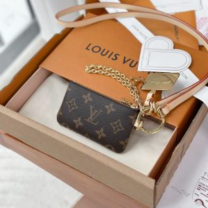 Alternative view of M25919 Phone Case (〽️Grade A Full Steel〽️) Personalized Edition! 163 Variations, Louis Vuitton x Grace Coddington Collaboration Series! This phone case features playful illustrations by fashion legend Grace Coddington, showcasing her love for kittens.This exquisite design is a special collaboration between the brand and former American Vogue Creative Director Grace Coddington. It features a detachable gold-tone metal chain and shoulder strap for versatile carrying options. The case also includes a Monogram zippered pouch for storing keys or small accessories. 12 x 6.5 x 1 cm(Length x Height x Width)