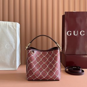 p610🔥【Full Counter Packaging】The GG Emblem collection reinterprets the brand's timeless elegance and masterful craftsmanship. This bucket bag features GG monogrammed coated fabric with stirrup motifs, while the webbing cotton lining and internal compartments enhance practicality.Pink and Gucci Encarna red GG monogram coated fabric Pink leather trim Light gold-tone hardware Pink cotton-linen lining Additional D-ring for attaching removable items Interior: Two compartments and one central snap-closure compartment Hook-and-loop closure Top handle (Height: 14 cm) Removable, adjustable leather shoulder strap (Height: 52 cm - 57.5 cm; length: 107 cm - 114 cm) Magnetic snap closure Model: 815118. Dimensions: 19 cm (width) x 18 cm (height) x 11 cm (depth) Weight: approx. 0.45 kg Color: Pink/Anchor Red Made in Italy