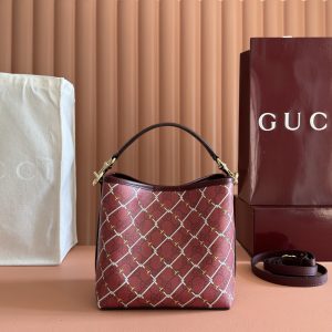 Alternative view of p610🔥【Full Counter Packaging】The GG Emblem collection reinterprets the brand's timeless elegance and masterful craftsmanship. This bucket bag features GG monogrammed coated fabric with stirrup motifs, while the webbing cotton lining and internal compartments enhance practicality.Pink and Gucci Encarna red GG monogram coated fabric Pink leather trim Light gold-tone hardware Pink cotton-linen lining Additional D-ring for attaching removable items Interior: Two compartments and one central snap-closure compartment Hook-and-loop closure Top handle (Height: 14 cm) Removable, adjustable leather shoulder strap (Height: 52 cm - 57.5 cm; length: 107 cm - 114 cm) Magnetic snap closure Model: 815118. Dimensions: 19 cm (width) x 18 cm (height) x 11 cm (depth) Weight: approx. 0.45 kg Color: Pink/Anchor Red Made in Italy