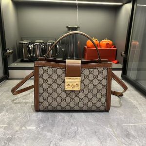 Batch 300...GG New Arrivals: Introducing the 2025 Spring/Summer Collection's Stunning New Handbags! The Padlock series debuts multiple stylish bags with versatile carrying options, enhancing the 2025 Pre-Fall collection. This tote features a woven strap lining reminiscent of the brand's iconic patterns. Model: 838992 Dimensions: 25.5 x 17.5 x 10 cm