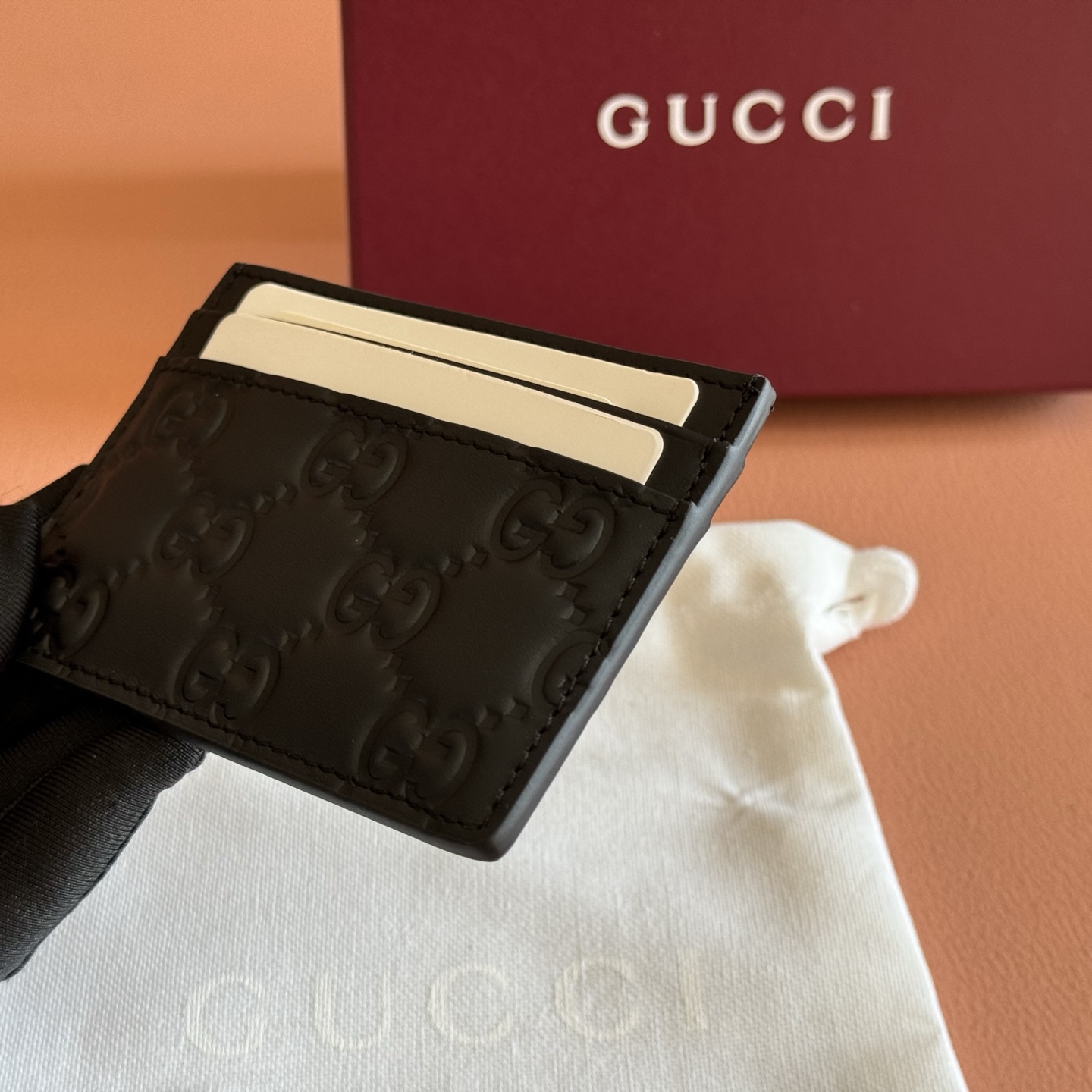 💋💋💋p290【Full Counter Packaging】The GG Emblem collection reimagines timeless elegance and masterful craftsmanship with GG-embossed smooth calf leather. This card case, meticulously crafted from GG-embossed calf leather, expands the new compact accessories line.💋💋Black GG embossed calf leather Black taffeta lining 💋💋 Model: 847204 Dimensions: 10.2 x 6.4 cm Color: Black embossed - Image 3