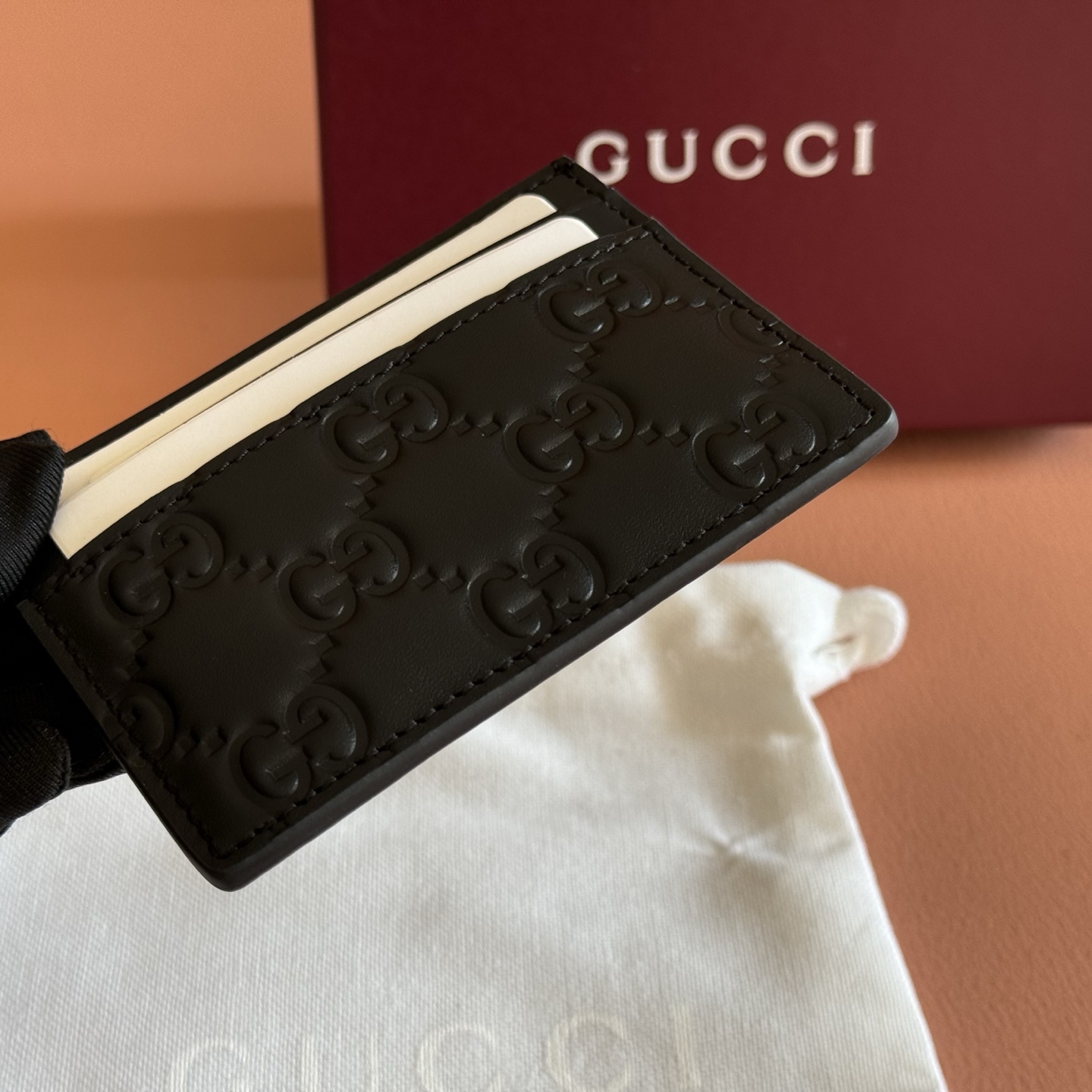 💋💋💋p290【Full Counter Packaging】The GG Emblem collection reimagines timeless elegance and masterful craftsmanship with GG-embossed smooth calf leather. This card case, meticulously crafted from GG-embossed calf leather, expands the new compact accessories line.💋💋Black GG embossed calf leather Black taffeta lining 💋💋 Model: 847204 Dimensions: 10.2 x 6.4 cm Color: Black embossed - Image 4