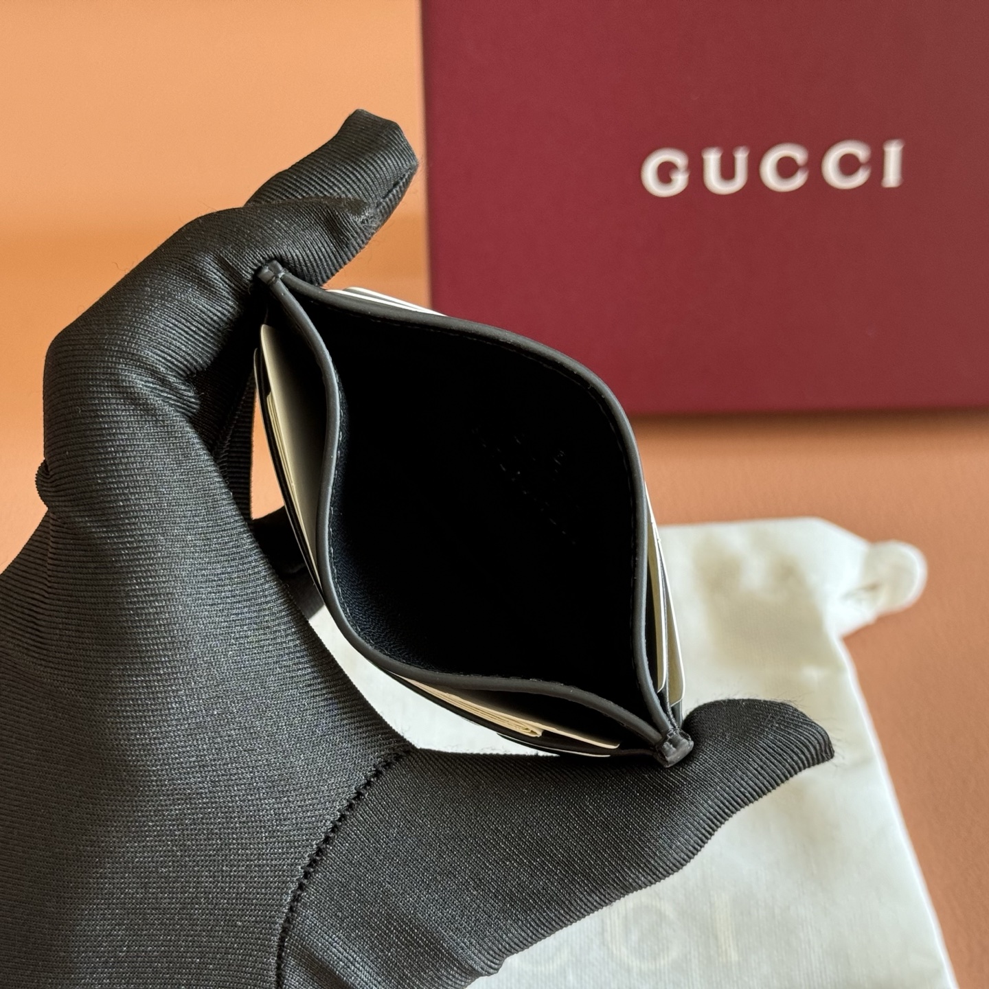 💋💋💋p290【Full Counter Packaging】The GG Emblem collection reimagines timeless elegance and masterful craftsmanship with GG-embossed smooth calf leather. This card case, meticulously crafted from GG-embossed calf leather, expands the new compact accessories line.💋💋Black GG embossed calf leather Black taffeta lining 💋💋 Model: 847204 Dimensions: 10.2 x 6.4 cm Color: Black embossed - Image 6