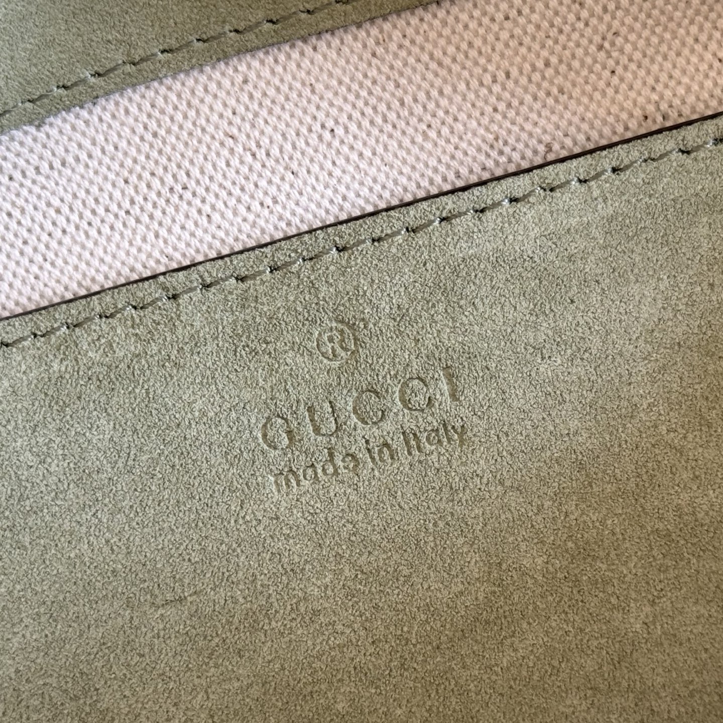 p870💋💋💋【Genuine Leather Configuration with Full Boutique Packaging】This handbag blends contemporary silhouettes with the brand's iconic patterns.This sleekly tailored piece features an antique gold-tone chain adorned with circular interlocking double G details. Its two-compartment design offers ample interior storage. Mustard yellow GG print embossed suede with antique gold-tone hardware Brown cotton-linen blend lining Interior: 2 compartments, 1 open pocket Chain shoulder strap Height: 15 cm;Length: 45 cm. Detachable, adjustable leather shoulder strap (Height: 40 cm - 46 cm; Length: 87 cm - 97 cm). Magnetic snap closure. Model: 857622. Dimensions: 28 cm (W) x 16 cm (H) x 7 cm (D). Weight: Approx. 0.9 kg. Color: Green/Embossed. - Image 8