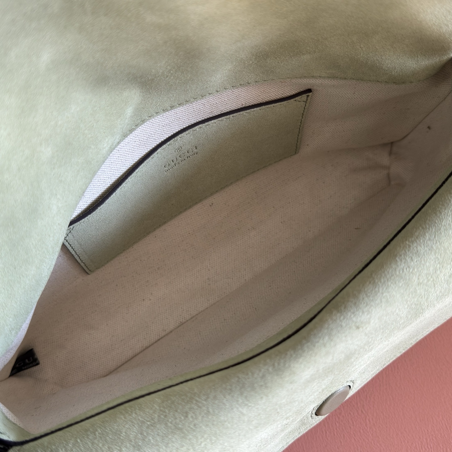 p870💋💋💋【Genuine Leather Configuration with Full Boutique Packaging】This handbag blends contemporary silhouettes with the brand's iconic patterns.This sleekly tailored piece features an antique gold-tone chain adorned with circular interlocking double G details. Its two-compartment design offers ample interior storage. Mustard yellow GG print embossed suede with antique gold-tone hardware Brown cotton-linen blend lining Interior: 2 compartments, 1 open pocket Chain shoulder strap Height: 15 cm;Length: 45 cm. Detachable, adjustable leather shoulder strap (Height: 40 cm - 46 cm; Length: 87 cm - 97 cm). Magnetic snap closure. Model: 857622. Dimensions: 28 cm (W) x 16 cm (H) x 7 cm (D). Weight: Approx. 0.9 kg. Color: Green/Embossed. - Image 9