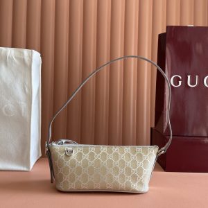 p600💋💋💋【Full Counter Packaging】2025 Fall/Winter Collection. This GG Emblem Mini Shoulder Bag features a sleek, compact silhouette with signature details, including a zipper closure and clean lines. An interior flat pocket offers convenient storage, while the shoulder strap ensures a comfortable, secure fit.Beige and dark brown new GG monogram coated fabric, brown leather trim, light gold-tone hardware, red and green woven ribbon, cotton lining. Bag shown sold separately; does not include bag charm. Interior: Leather flat pocket. Shoulder strap: 23 cm height. Zipper closure. Model: 847281.Dimensions: 22 cm (bottom width) x 27 cm (top width) x 10.5 cm (height) x 9 cm (depth) Weight: Approx. 221 g Color: Silver/PVC Made in Italy